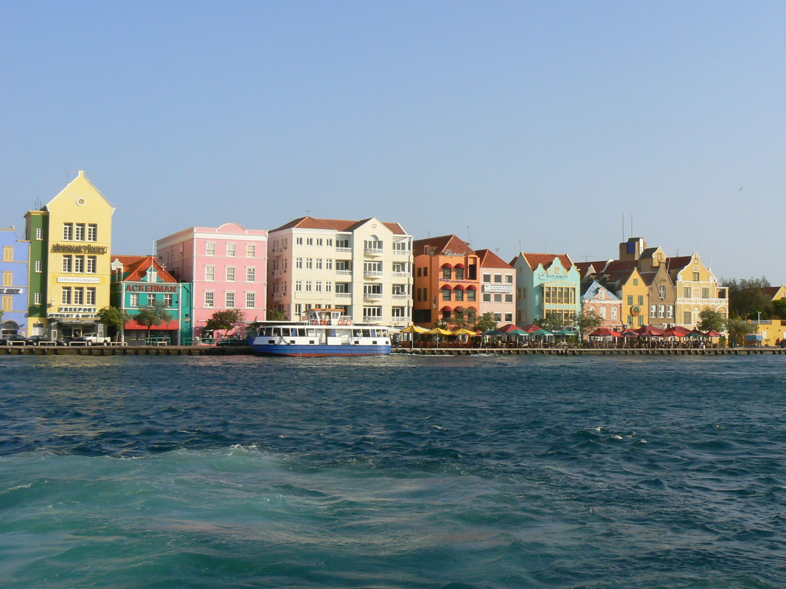 tl_files/VillaRental/img/General content/Curacao general pics/willemstad_handelskade.JPG